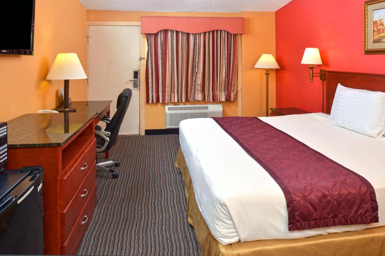 Americas Best Value Inn Smithtown/Long Island Exterior photo