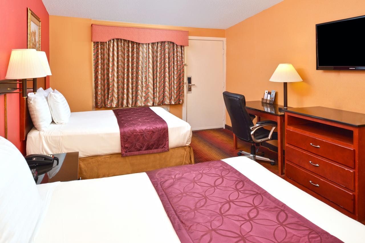Americas Best Value Inn Smithtown/Long Island Exterior photo