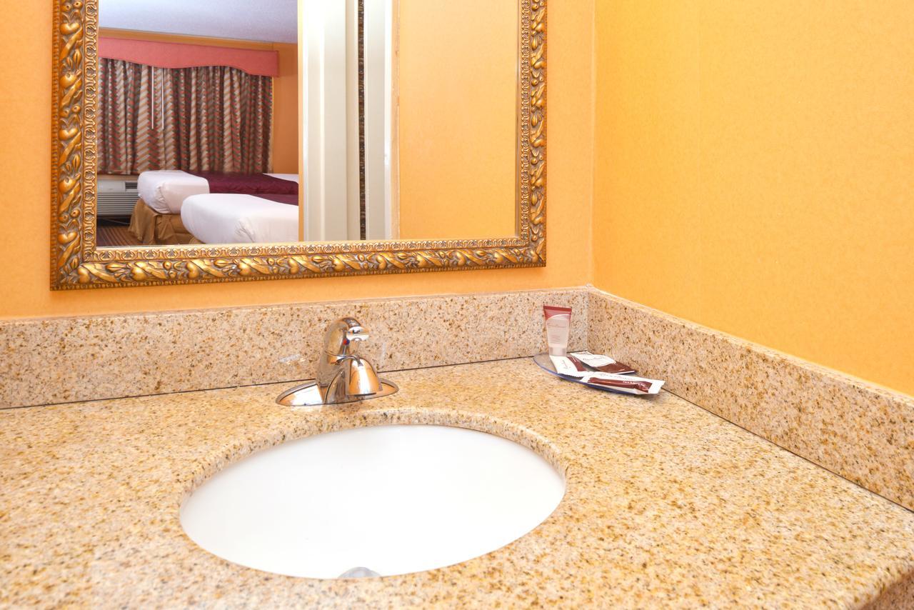 Americas Best Value Inn Smithtown/Long Island Exterior photo