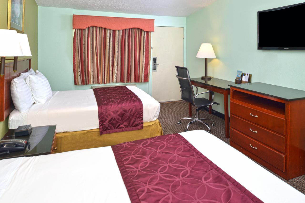 Americas Best Value Inn Smithtown/Long Island Exterior photo